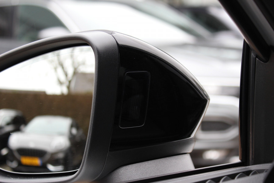 Audi A3 Sportback 45 TFSI e S edition Competition / Camera / Panoramadak / Head-up / RS Seats / B&O / Elektr. stoelen / 19'' / CarPlay / Stoelmassage+Verwarming / Dodehoek / DAB / ACC