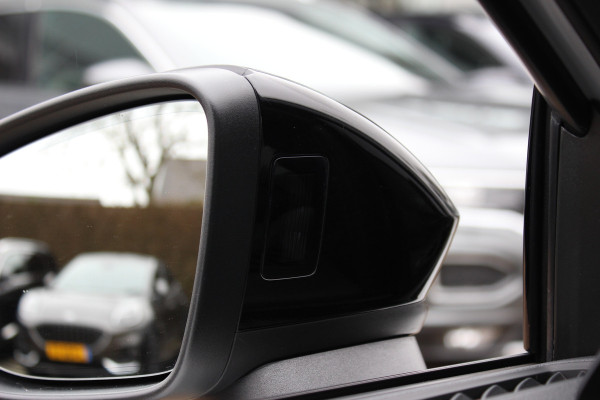 Audi A3 Sportback 45 TFSI e S edition Competition / Camera / Panoramadak / Head-up / RS Seats / B&O / Elektr. stoelen / 19'' / CarPlay / Stoelmassage+Verwarming / Dodehoek / DAB / ACC