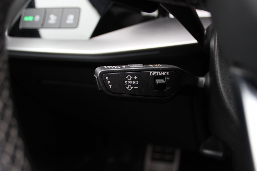 Audi A3 Sportback 45 TFSI e S edition Competition / Camera / Panoramadak / Head-up / RS Seats / B&O / Elektr. stoelen / 19'' / CarPlay / Stoelmassage+Verwarming / Dodehoek / DAB / ACC