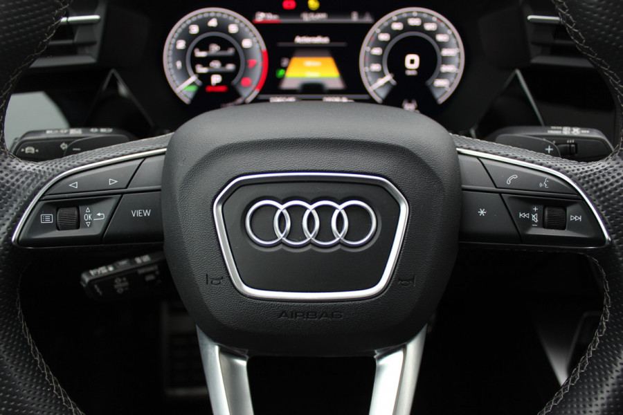 Audi A3 Sportback 45 TFSI e S edition Competition / Camera / Panoramadak / Head-up / RS Seats / B&O / Elektr. stoelen / 19'' / CarPlay / Stoelmassage+Verwarming / Dodehoek / DAB / ACC