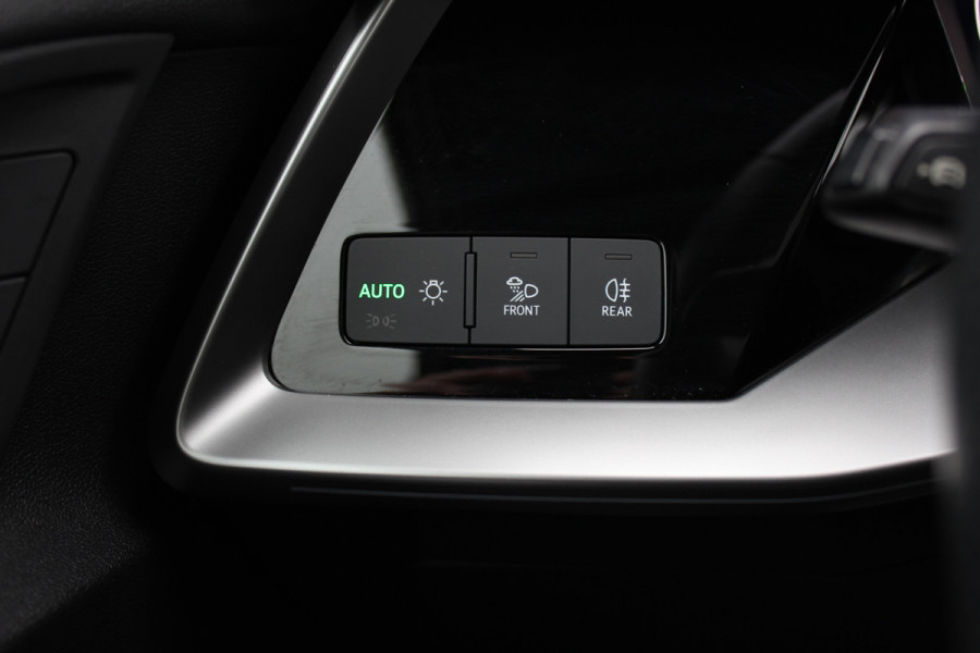 Audi A3 Sportback 45 TFSI e S edition Competition / Camera / Panoramadak / Head-up / RS Seats / B&O / Elektr. stoelen / 19'' / CarPlay / Stoelmassage+Verwarming / Dodehoek / DAB / ACC