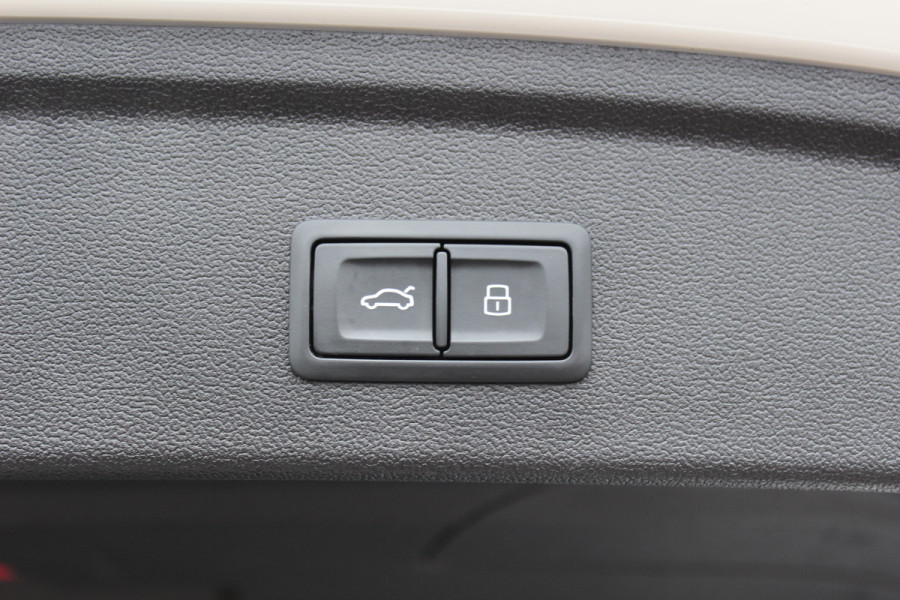 Audi A3 Sportback 45 TFSI e S edition Competition / Camera / Panoramadak / Head-up / RS Seats / B&O / Elektr. stoelen / 19'' / CarPlay / Stoelmassage+Verwarming / Dodehoek / DAB / ACC