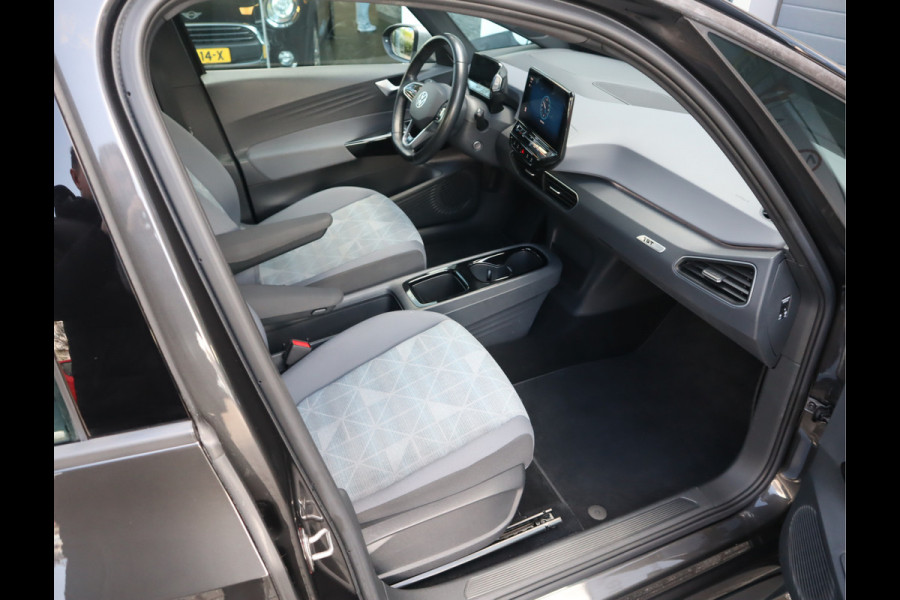 Volkswagen ID.3 First 58 kWh Navi / Climate / Stoelverw / DAB / Trekhaak SOH 88.88% All season banden