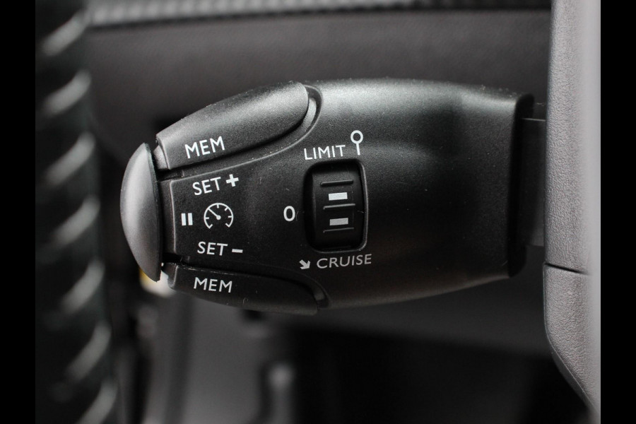 Peugeot 2008 1.2 PureTech Active Pack | Navigatie | Airco | Cruise Control | Led | Parkeer sensoren