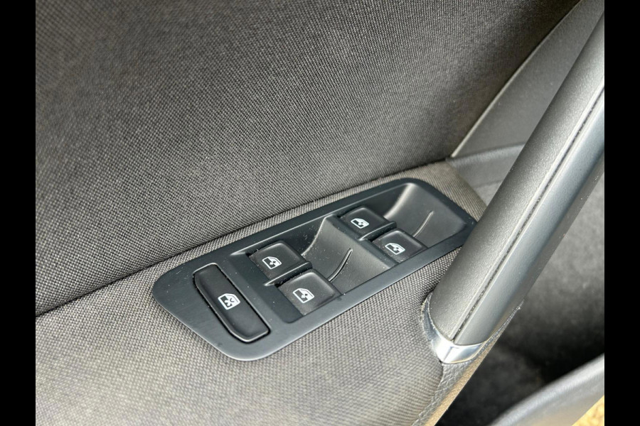 Volkswagen e-Golf E-DITION Carplay AdaptiveCruise Stoelverwarming VirtualCockpit Camera