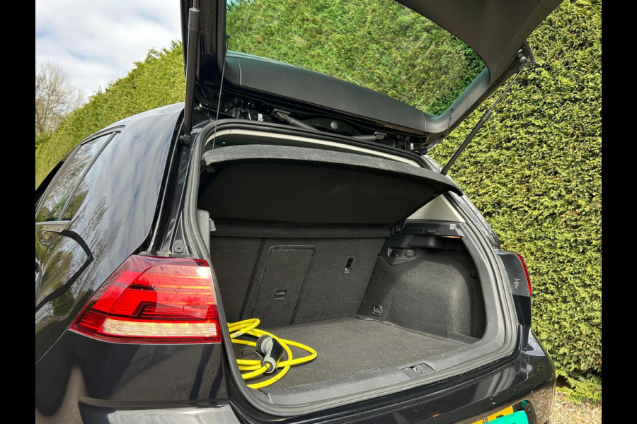 Volkswagen e-Golf E-DITION Carplay AdaptiveCruise Stoelverwarming VirtualCockpit Camera