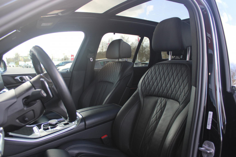 BMW X5 xDrive50e 490PK M-SPORT LAUNCH EDITION | PANORAMA SCHUIF/KANTEL DAK "SKY LOUNGE" | COMFORT STOELEN ELEKTRISCH VERSTELBAAR MET GEHEUGENFUNCTIE EN VERWARMBAAR VOOR EN ACHTER | LEDEREN BEKLEDING BMW INDIVIDUAL ZWART | EDELHOUT INTERIEURLIJSTEN | RIJASSISTENT-SYSTEEM DRIVING ASSISTANT PROFFESIONAL MET O.A. DODEHOEK DETECTIE EN ADAPTIVE CRUISE CONTROL | TRAVEL PAKKET | INNOVATIE-PAKKET: PARKEERASSISTENT-PAKKET PROFESSIONAL/ADAPTIEVE LED KOPLAMPEN/HARMAN/KARDON AUDIO SYSTEM/BMW LIVE PROFESSIONAL/RIJASSISTEN-SYSTEEM BMW GESTURE CONTROL/RIJSTROOK ASSISTENT/RIJSTROOKWISSEL ASSI