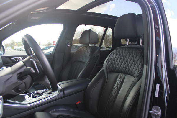 BMW X5 xDrive50e 490PK M-SPORT LAUNCH EDITION | PANORAMA SCHUIF/KANTEL DAK "SKY LOUNGE" | COMFORT STOELEN ELEKTRISCH VERSTELBAAR MET GEHEUGENFUNCTIE EN VERWARMBAAR VOOR EN ACHTER | LEDEREN BEKLEDING BMW INDIVIDUAL ZWART | EDELHOUT INTERIEURLIJSTEN | RIJASSISTENT-SYSTEEM DRIVING ASSISTANT PROFFESIONAL MET O.A. DODEHOEK DETECTIE EN ADAPTIVE CRUISE CONTROL | TRAVEL PAKKET | INNOVATIE-PAKKET: PARKEERASSISTENT-PAKKET PROFESSIONAL/ADAPTIEVE LED KOPLAMPEN/HARMAN/KARDON AUDIO SYSTEM/BMW LIVE PROFESSIONAL/RIJASSISTEN-SYSTEEM BMW GESTURE CONTROL/RIJSTROOK ASSISTENT/RIJSTROOKWISSEL ASSI