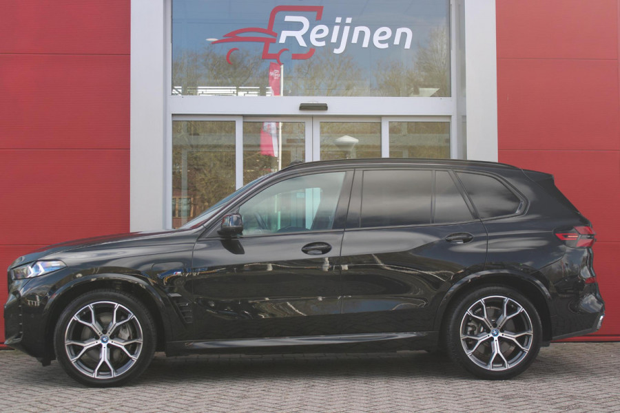 BMW X5 xDrive50e 490PK M-SPORT LAUNCH EDITION | PANORAMA SCHUIF/KANTEL DAK "SKY LOUNGE" | COMFORT STOELEN ELEKTRISCH VERSTELBAAR MET GEHEUGENFUNCTIE EN VERWARMBAAR VOOR EN ACHTER | LEDEREN BEKLEDING BMW INDIVIDUAL ZWART | EDELHOUT INTERIEURLIJSTEN | RIJASSISTENT-SYSTEEM DRIVING ASSISTANT PROFFESIONAL MET O.A. DODEHOEK DETECTIE EN ADAPTIVE CRUISE CONTROL | TRAVEL PAKKET | INNOVATIE-PAKKET: PARKEERASSISTENT-PAKKET PROFESSIONAL/ADAPTIEVE LED KOPLAMPEN/HARMAN/KARDON AUDIO SYSTEM/BMW LIVE PROFESSIONAL/RIJASSISTEN-SYSTEEM BMW GESTURE CONTROL/RIJSTROOK ASSISTENT/RIJSTROOKWISSEL ASSI
