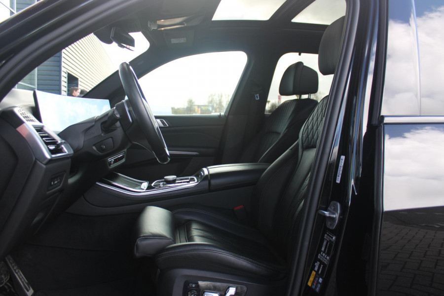 BMW X5 xDrive50e 490PK M-SPORT LAUNCH EDITION | PANORAMA SCHUIF/KANTEL DAK "SKY LOUNGE" | COMFORT STOELEN ELEKTRISCH VERSTELBAAR MET GEHEUGENFUNCTIE EN VERWARMBAAR VOOR EN ACHTER | LEDEREN BEKLEDING BMW INDIVIDUAL ZWART | EDELHOUT INTERIEURLIJSTEN | RIJASSISTENT-SYSTEEM DRIVING ASSISTANT PROFFESIONAL MET O.A. DODEHOEK DETECTIE EN ADAPTIVE CRUISE CONTROL | TRAVEL PAKKET | INNOVATIE-PAKKET: PARKEERASSISTENT-PAKKET PROFESSIONAL/ADAPTIEVE LED KOPLAMPEN/HARMAN/KARDON AUDIO SYSTEM/BMW LIVE PROFESSIONAL/RIJASSISTEN-SYSTEEM BMW GESTURE CONTROL/RIJSTROOK ASSISTENT/RIJSTROOKWISSEL ASSI
