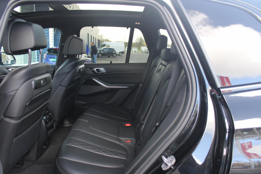 BMW X5 xDrive50e 490PK M-SPORT LAUNCH EDITION | PANORAMA SCHUIF/KANTEL DAK "SKY LOUNGE" | COMFORT STOELEN ELEKTRISCH VERSTELBAAR MET GEHEUGENFUNCTIE EN VERWARMBAAR VOOR EN ACHTER | LEDEREN BEKLEDING BMW INDIVIDUAL ZWART | EDELHOUT INTERIEURLIJSTEN | RIJASSISTENT-SYSTEEM DRIVING ASSISTANT PROFFESIONAL MET O.A. DODEHOEK DETECTIE EN ADAPTIVE CRUISE CONTROL | TRAVEL PAKKET | INNOVATIE-PAKKET: PARKEERASSISTENT-PAKKET PROFESSIONAL/ADAPTIEVE LED KOPLAMPEN/HARMAN/KARDON AUDIO SYSTEM/BMW LIVE PROFESSIONAL/RIJASSISTEN-SYSTEEM BMW GESTURE CONTROL/RIJSTROOK ASSISTENT/RIJSTROOKWISSEL ASSI