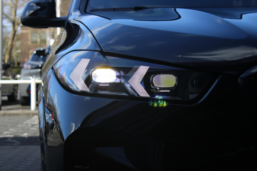 BMW X5 xDrive50e 490PK M-SPORT LAUNCH EDITION | PANORAMA SCHUIF/KANTEL DAK "SKY LOUNGE" | COMFORT STOELEN ELEKTRISCH VERSTELBAAR MET GEHEUGENFUNCTIE EN VERWARMBAAR VOOR EN ACHTER | LEDEREN BEKLEDING BMW INDIVIDUAL ZWART | EDELHOUT INTERIEURLIJSTEN | RIJASSISTENT-SYSTEEM DRIVING ASSISTANT PROFFESIONAL MET O.A. DODEHOEK DETECTIE EN ADAPTIVE CRUISE CONTROL | TRAVEL PAKKET | INNOVATIE-PAKKET: PARKEERASSISTENT-PAKKET PROFESSIONAL/ADAPTIEVE LED KOPLAMPEN/HARMAN/KARDON AUDIO SYSTEM/BMW LIVE PROFESSIONAL/RIJASSISTEN-SYSTEEM BMW GESTURE CONTROL/RIJSTROOK ASSISTENT/RIJSTROOKWISSEL ASSI