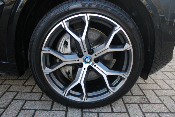 BMW X5 xDrive50e 490PK M-SPORT LAUNCH EDITION | PANORAMA SCHUIF/KANTEL DAK "SKY LOUNGE" | COMFORT STOELEN ELEKTRISCH VERSTELBAAR MET GEHEUGENFUNCTIE EN VERWARMBAAR VOOR EN ACHTER | LEDEREN BEKLEDING BMW INDIVIDUAL ZWART | EDELHOUT INTERIEURLIJSTEN | RIJASSISTENT-SYSTEEM DRIVING ASSISTANT PROFFESIONAL MET O.A. DODEHOEK DETECTIE EN ADAPTIVE CRUISE CONTROL | TRAVEL PAKKET | INNOVATIE-PAKKET: PARKEERASSISTENT-PAKKET PROFESSIONAL/ADAPTIEVE LED KOPLAMPEN/HARMAN/KARDON AUDIO SYSTEM/BMW LIVE PROFESSIONAL/RIJASSISTEN-SYSTEEM BMW GESTURE CONTROL/RIJSTROOK ASSISTENT/RIJSTROOKWISSEL ASSI