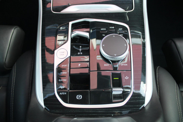 BMW X5 xDrive50e 490PK M-SPORT LAUNCH EDITION | PANORAMA SCHUIF/KANTEL DAK "SKY LOUNGE" | COMFORT STOELEN ELEKTRISCH VERSTELBAAR MET GEHEUGENFUNCTIE EN VERWARMBAAR VOOR EN ACHTER | LEDEREN BEKLEDING BMW INDIVIDUAL ZWART | EDELHOUT INTERIEURLIJSTEN | RIJASSISTENT-SYSTEEM DRIVING ASSISTANT PROFFESIONAL MET O.A. DODEHOEK DETECTIE EN ADAPTIVE CRUISE CONTROL | TRAVEL PAKKET | INNOVATIE-PAKKET: PARKEERASSISTENT-PAKKET PROFESSIONAL/ADAPTIEVE LED KOPLAMPEN/HARMAN/KARDON AUDIO SYSTEM/BMW LIVE PROFESSIONAL/RIJASSISTEN-SYSTEEM BMW GESTURE CONTROL/RIJSTROOK ASSISTENT/RIJSTROOKWISSEL ASSI