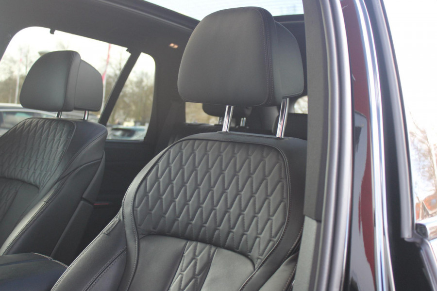 BMW X5 xDrive50e 490PK M-SPORT LAUNCH EDITION | PANORAMA SCHUIF/KANTEL DAK "SKY LOUNGE" | COMFORT STOELEN ELEKTRISCH VERSTELBAAR MET GEHEUGENFUNCTIE EN VERWARMBAAR VOOR EN ACHTER | LEDEREN BEKLEDING BMW INDIVIDUAL ZWART | EDELHOUT INTERIEURLIJSTEN | RIJASSISTENT-SYSTEEM DRIVING ASSISTANT PROFFESIONAL MET O.A. DODEHOEK DETECTIE EN ADAPTIVE CRUISE CONTROL | TRAVEL PAKKET | INNOVATIE-PAKKET: PARKEERASSISTENT-PAKKET PROFESSIONAL/ADAPTIEVE LED KOPLAMPEN/HARMAN/KARDON AUDIO SYSTEM/BMW LIVE PROFESSIONAL/RIJASSISTEN-SYSTEEM BMW GESTURE CONTROL/RIJSTROOK ASSISTENT/RIJSTROOKWISSEL ASSI