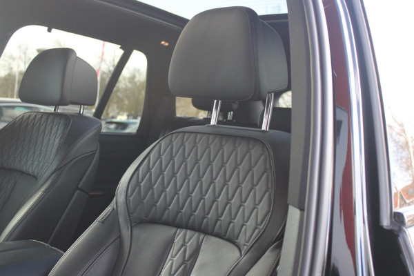 BMW X5 xDrive50e 490PK M-SPORT LAUNCH EDITION | PANORAMA SCHUIF/KANTEL DAK "SKY LOUNGE" | COMFORT STOELEN ELEKTRISCH VERSTELBAAR MET GEHEUGENFUNCTIE EN VERWARMBAAR VOOR EN ACHTER | LEDEREN BEKLEDING BMW INDIVIDUAL ZWART | EDELHOUT INTERIEURLIJSTEN | RIJASSISTENT-SYSTEEM DRIVING ASSISTANT PROFFESIONAL MET O.A. DODEHOEK DETECTIE EN ADAPTIVE CRUISE CONTROL | TRAVEL PAKKET | INNOVATIE-PAKKET: PARKEERASSISTENT-PAKKET PROFESSIONAL/ADAPTIEVE LED KOPLAMPEN/HARMAN/KARDON AUDIO SYSTEM/BMW LIVE PROFESSIONAL/RIJASSISTEN-SYSTEEM BMW GESTURE CONTROL/RIJSTROOK ASSISTENT/RIJSTROOKWISSEL ASSI