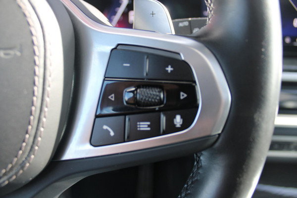 BMW X5 xDrive50e 490PK M-SPORT LAUNCH EDITION | PANORAMA SCHUIF/KANTEL DAK "SKY LOUNGE" | COMFORT STOELEN ELEKTRISCH VERSTELBAAR MET GEHEUGENFUNCTIE EN VERWARMBAAR VOOR EN ACHTER | LEDEREN BEKLEDING BMW INDIVIDUAL ZWART | EDELHOUT INTERIEURLIJSTEN | RIJASSISTENT-SYSTEEM DRIVING ASSISTANT PROFFESIONAL MET O.A. DODEHOEK DETECTIE EN ADAPTIVE CRUISE CONTROL | TRAVEL PAKKET | INNOVATIE-PAKKET: PARKEERASSISTENT-PAKKET PROFESSIONAL/ADAPTIEVE LED KOPLAMPEN/HARMAN/KARDON AUDIO SYSTEM/BMW LIVE PROFESSIONAL/RIJASSISTEN-SYSTEEM BMW GESTURE CONTROL/RIJSTROOK ASSISTENT/RIJSTROOKWISSEL ASSI