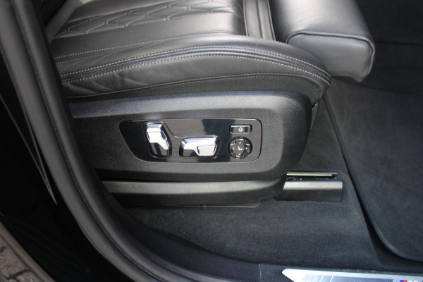 BMW X5 xDrive50e 490PK M-SPORT LAUNCH EDITION | PANORAMA SCHUIF/KANTEL DAK "SKY LOUNGE" | COMFORT STOELEN ELEKTRISCH VERSTELBAAR MET GEHEUGENFUNCTIE EN VERWARMBAAR VOOR EN ACHTER | LEDEREN BEKLEDING BMW INDIVIDUAL ZWART | EDELHOUT INTERIEURLIJSTEN | RIJASSISTENT-SYSTEEM DRIVING ASSISTANT PROFFESIONAL MET O.A. DODEHOEK DETECTIE EN ADAPTIVE CRUISE CONTROL | TRAVEL PAKKET | INNOVATIE-PAKKET: PARKEERASSISTENT-PAKKET PROFESSIONAL/ADAPTIEVE LED KOPLAMPEN/HARMAN/KARDON AUDIO SYSTEM/BMW LIVE PROFESSIONAL/RIJASSISTEN-SYSTEEM BMW GESTURE CONTROL/RIJSTROOK ASSISTENT/RIJSTROOKWISSEL ASSI