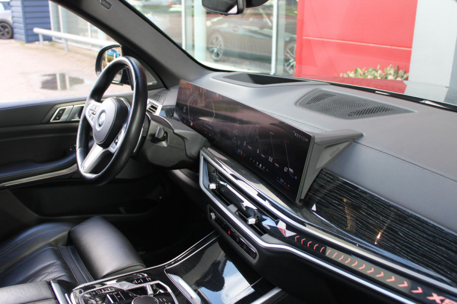 BMW X5 xDrive50e 490PK M-SPORT LAUNCH EDITION | PANORAMA SCHUIF/KANTEL DAK "SKY LOUNGE" | COMFORT STOELEN ELEKTRISCH VERSTELBAAR MET GEHEUGENFUNCTIE EN VERWARMBAAR VOOR EN ACHTER | LEDEREN BEKLEDING BMW INDIVIDUAL ZWART | EDELHOUT INTERIEURLIJSTEN | RIJASSISTENT-SYSTEEM DRIVING ASSISTANT PROFFESIONAL MET O.A. DODEHOEK DETECTIE EN ADAPTIVE CRUISE CONTROL | TRAVEL PAKKET | INNOVATIE-PAKKET: PARKEERASSISTENT-PAKKET PROFESSIONAL/ADAPTIEVE LED KOPLAMPEN/HARMAN/KARDON AUDIO SYSTEM/BMW LIVE PROFESSIONAL/RIJASSISTEN-SYSTEEM BMW GESTURE CONTROL/RIJSTROOK ASSISTENT/RIJSTROOKWISSEL ASSI