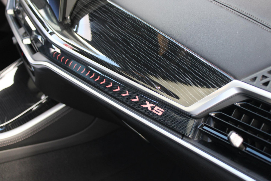 BMW X5 xDrive50e 490PK M-SPORT LAUNCH EDITION | PANORAMA SCHUIF/KANTEL DAK "SKY LOUNGE" | COMFORT STOELEN ELEKTRISCH VERSTELBAAR MET GEHEUGENFUNCTIE EN VERWARMBAAR VOOR EN ACHTER | LEDEREN BEKLEDING BMW INDIVIDUAL ZWART | EDELHOUT INTERIEURLIJSTEN | RIJASSISTENT-SYSTEEM DRIVING ASSISTANT PROFFESIONAL MET O.A. DODEHOEK DETECTIE EN ADAPTIVE CRUISE CONTROL | TRAVEL PAKKET | INNOVATIE-PAKKET: PARKEERASSISTENT-PAKKET PROFESSIONAL/ADAPTIEVE LED KOPLAMPEN/HARMAN/KARDON AUDIO SYSTEM/BMW LIVE PROFESSIONAL/RIJASSISTEN-SYSTEEM BMW GESTURE CONTROL/RIJSTROOK ASSISTENT/RIJSTROOKWISSEL ASSI