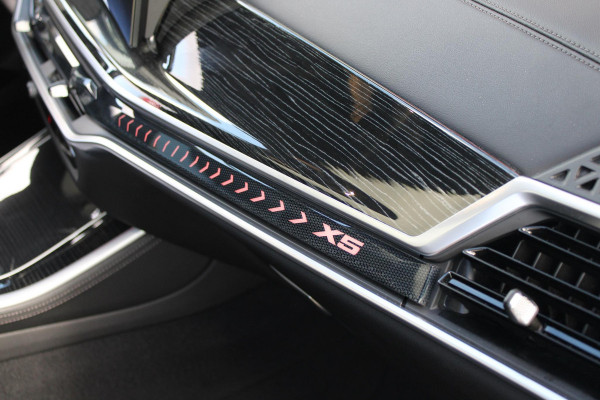 BMW X5 xDrive50e 490PK M-SPORT LAUNCH EDITION | PANORAMA SCHUIF/KANTEL DAK "SKY LOUNGE" | COMFORT STOELEN ELEKTRISCH VERSTELBAAR MET GEHEUGENFUNCTIE EN VERWARMBAAR VOOR EN ACHTER | LEDEREN BEKLEDING BMW INDIVIDUAL ZWART | EDELHOUT INTERIEURLIJSTEN | RIJASSISTENT-SYSTEEM DRIVING ASSISTANT PROFFESIONAL MET O.A. DODEHOEK DETECTIE EN ADAPTIVE CRUISE CONTROL | TRAVEL PAKKET | INNOVATIE-PAKKET: PARKEERASSISTENT-PAKKET PROFESSIONAL/ADAPTIEVE LED KOPLAMPEN/HARMAN/KARDON AUDIO SYSTEM/BMW LIVE PROFESSIONAL/RIJASSISTEN-SYSTEEM BMW GESTURE CONTROL/RIJSTROOK ASSISTENT/RIJSTROOKWISSEL ASSI