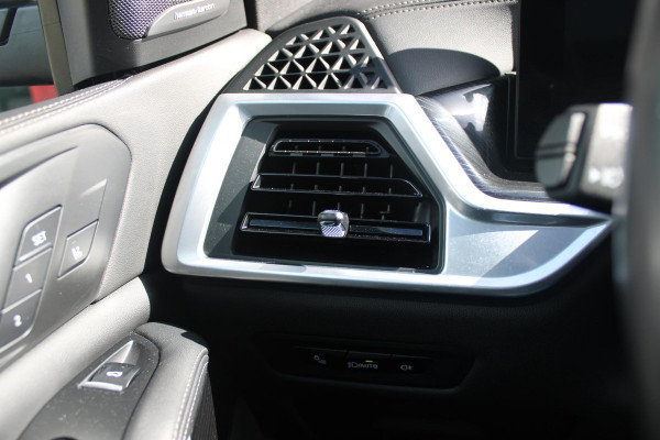 BMW X5 xDrive50e 490PK M-SPORT LAUNCH EDITION | PANORAMA SCHUIF/KANTEL DAK "SKY LOUNGE" | COMFORT STOELEN ELEKTRISCH VERSTELBAAR MET GEHEUGENFUNCTIE EN VERWARMBAAR VOOR EN ACHTER | LEDEREN BEKLEDING BMW INDIVIDUAL ZWART | EDELHOUT INTERIEURLIJSTEN | RIJASSISTENT-SYSTEEM DRIVING ASSISTANT PROFFESIONAL MET O.A. DODEHOEK DETECTIE EN ADAPTIVE CRUISE CONTROL | TRAVEL PAKKET | INNOVATIE-PAKKET: PARKEERASSISTENT-PAKKET PROFESSIONAL/ADAPTIEVE LED KOPLAMPEN/HARMAN/KARDON AUDIO SYSTEM/BMW LIVE PROFESSIONAL/RIJASSISTEN-SYSTEEM BMW GESTURE CONTROL/RIJSTROOK ASSISTENT/RIJSTROOKWISSEL ASSI