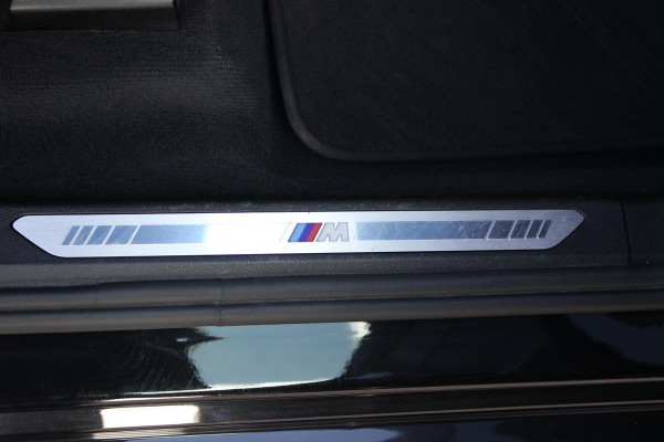 BMW X5 xDrive50e 490PK M-SPORT LAUNCH EDITION | PANORAMA SCHUIF/KANTEL DAK "SKY LOUNGE" | COMFORT STOELEN ELEKTRISCH VERSTELBAAR MET GEHEUGENFUNCTIE EN VERWARMBAAR VOOR EN ACHTER | LEDEREN BEKLEDING BMW INDIVIDUAL ZWART | EDELHOUT INTERIEURLIJSTEN | RIJASSISTENT-SYSTEEM DRIVING ASSISTANT PROFFESIONAL MET O.A. DODEHOEK DETECTIE EN ADAPTIVE CRUISE CONTROL | TRAVEL PAKKET | INNOVATIE-PAKKET: PARKEERASSISTENT-PAKKET PROFESSIONAL/ADAPTIEVE LED KOPLAMPEN/HARMAN/KARDON AUDIO SYSTEM/BMW LIVE PROFESSIONAL/RIJASSISTEN-SYSTEEM BMW GESTURE CONTROL/RIJSTROOK ASSISTENT/RIJSTROOKWISSEL ASSI