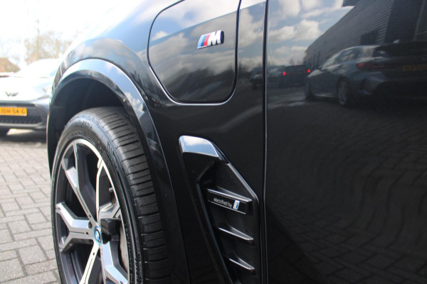 BMW X5 xDrive50e 490PK M-SPORT LAUNCH EDITION | PANORAMA SCHUIF/KANTEL DAK "SKY LOUNGE" | COMFORT STOELEN ELEKTRISCH VERSTELBAAR MET GEHEUGENFUNCTIE EN VERWARMBAAR VOOR EN ACHTER | LEDEREN BEKLEDING BMW INDIVIDUAL ZWART | EDELHOUT INTERIEURLIJSTEN | RIJASSISTENT-SYSTEEM DRIVING ASSISTANT PROFFESIONAL MET O.A. DODEHOEK DETECTIE EN ADAPTIVE CRUISE CONTROL | TRAVEL PAKKET | INNOVATIE-PAKKET: PARKEERASSISTENT-PAKKET PROFESSIONAL/ADAPTIEVE LED KOPLAMPEN/HARMAN/KARDON AUDIO SYSTEM/BMW LIVE PROFESSIONAL/RIJASSISTEN-SYSTEEM BMW GESTURE CONTROL/RIJSTROOK ASSISTENT/RIJSTROOKWISSEL ASSI