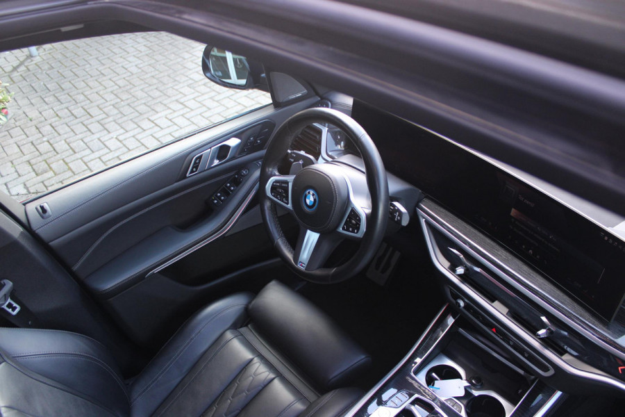 BMW X5 xDrive50e 490PK M-SPORT LAUNCH EDITION | PANORAMA SCHUIF/KANTEL DAK "SKY LOUNGE" | COMFORT STOELEN ELEKTRISCH VERSTELBAAR MET GEHEUGENFUNCTIE EN VERWARMBAAR VOOR EN ACHTER | LEDEREN BEKLEDING BMW INDIVIDUAL ZWART | EDELHOUT INTERIEURLIJSTEN | RIJASSISTENT-SYSTEEM DRIVING ASSISTANT PROFFESIONAL MET O.A. DODEHOEK DETECTIE EN ADAPTIVE CRUISE CONTROL | TRAVEL PAKKET | INNOVATIE-PAKKET: PARKEERASSISTENT-PAKKET PROFESSIONAL/ADAPTIEVE LED KOPLAMPEN/HARMAN/KARDON AUDIO SYSTEM/BMW LIVE PROFESSIONAL/RIJASSISTEN-SYSTEEM BMW GESTURE CONTROL/RIJSTROOK ASSISTENT/RIJSTROOKWISSEL ASSI