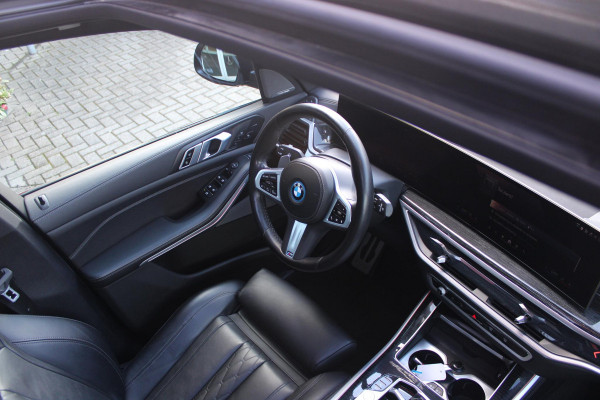 BMW X5 xDrive50e 490PK M-SPORT LAUNCH EDITION | PANORAMA SCHUIF/KANTEL DAK "SKY LOUNGE" | COMFORT STOELEN ELEKTRISCH VERSTELBAAR MET GEHEUGENFUNCTIE EN VERWARMBAAR VOOR EN ACHTER | LEDEREN BEKLEDING BMW INDIVIDUAL ZWART | EDELHOUT INTERIEURLIJSTEN | RIJASSISTENT-SYSTEEM DRIVING ASSISTANT PROFFESIONAL MET O.A. DODEHOEK DETECTIE EN ADAPTIVE CRUISE CONTROL | TRAVEL PAKKET | INNOVATIE-PAKKET: PARKEERASSISTENT-PAKKET PROFESSIONAL/ADAPTIEVE LED KOPLAMPEN/HARMAN/KARDON AUDIO SYSTEM/BMW LIVE PROFESSIONAL/RIJASSISTEN-SYSTEEM BMW GESTURE CONTROL/RIJSTROOK ASSISTENT/RIJSTROOKWISSEL ASSI