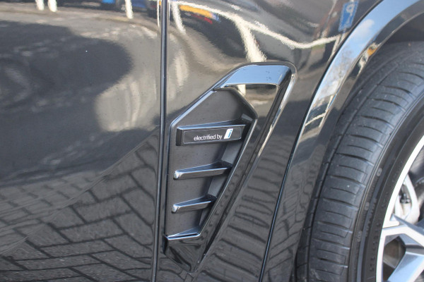 BMW X5 xDrive50e 490PK M-SPORT LAUNCH EDITION | PANORAMA SCHUIF/KANTEL DAK "SKY LOUNGE" | COMFORT STOELEN ELEKTRISCH VERSTELBAAR MET GEHEUGENFUNCTIE EN VERWARMBAAR VOOR EN ACHTER | LEDEREN BEKLEDING BMW INDIVIDUAL ZWART | EDELHOUT INTERIEURLIJSTEN | RIJASSISTENT-SYSTEEM DRIVING ASSISTANT PROFFESIONAL MET O.A. DODEHOEK DETECTIE EN ADAPTIVE CRUISE CONTROL | TRAVEL PAKKET | INNOVATIE-PAKKET: PARKEERASSISTENT-PAKKET PROFESSIONAL/ADAPTIEVE LED KOPLAMPEN/HARMAN/KARDON AUDIO SYSTEM/BMW LIVE PROFESSIONAL/RIJASSISTEN-SYSTEEM BMW GESTURE CONTROL/RIJSTROOK ASSISTENT/RIJSTROOKWISSEL ASSI