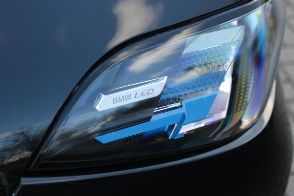 BMW X5 xDrive50e 490PK M-SPORT LAUNCH EDITION | PANORAMA SCHUIF/KANTEL DAK "SKY LOUNGE" | COMFORT STOELEN ELEKTRISCH VERSTELBAAR MET GEHEUGENFUNCTIE EN VERWARMBAAR VOOR EN ACHTER | LEDEREN BEKLEDING BMW INDIVIDUAL ZWART | EDELHOUT INTERIEURLIJSTEN | RIJASSISTENT-SYSTEEM DRIVING ASSISTANT PROFFESIONAL MET O.A. DODEHOEK DETECTIE EN ADAPTIVE CRUISE CONTROL | TRAVEL PAKKET | INNOVATIE-PAKKET: PARKEERASSISTENT-PAKKET PROFESSIONAL/ADAPTIEVE LED KOPLAMPEN/HARMAN/KARDON AUDIO SYSTEM/BMW LIVE PROFESSIONAL/RIJASSISTEN-SYSTEEM BMW GESTURE CONTROL/RIJSTROOK ASSISTENT/RIJSTROOKWISSEL ASSI