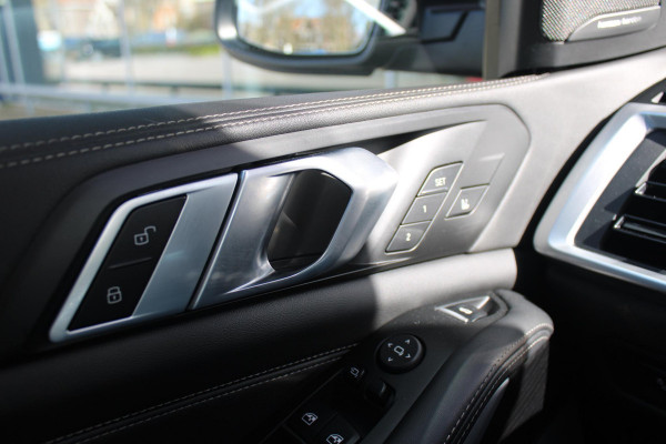 BMW X5 xDrive50e 490PK M-SPORT LAUNCH EDITION | PANORAMA SCHUIF/KANTEL DAK "SKY LOUNGE" | COMFORT STOELEN ELEKTRISCH VERSTELBAAR MET GEHEUGENFUNCTIE EN VERWARMBAAR VOOR EN ACHTER | LEDEREN BEKLEDING BMW INDIVIDUAL ZWART | EDELHOUT INTERIEURLIJSTEN | RIJASSISTENT-SYSTEEM DRIVING ASSISTANT PROFFESIONAL MET O.A. DODEHOEK DETECTIE EN ADAPTIVE CRUISE CONTROL | TRAVEL PAKKET | INNOVATIE-PAKKET: PARKEERASSISTENT-PAKKET PROFESSIONAL/ADAPTIEVE LED KOPLAMPEN/HARMAN/KARDON AUDIO SYSTEM/BMW LIVE PROFESSIONAL/RIJASSISTEN-SYSTEEM BMW GESTURE CONTROL/RIJSTROOK ASSISTENT/RIJSTROOKWISSEL ASSI
