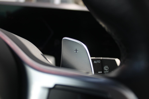 BMW X5 xDrive50e 490PK M-SPORT LAUNCH EDITION | PANORAMA SCHUIF/KANTEL DAK "SKY LOUNGE" | COMFORT STOELEN ELEKTRISCH VERSTELBAAR MET GEHEUGENFUNCTIE EN VERWARMBAAR VOOR EN ACHTER | LEDEREN BEKLEDING BMW INDIVIDUAL ZWART | EDELHOUT INTERIEURLIJSTEN | RIJASSISTENT-SYSTEEM DRIVING ASSISTANT PROFFESIONAL MET O.A. DODEHOEK DETECTIE EN ADAPTIVE CRUISE CONTROL | TRAVEL PAKKET | INNOVATIE-PAKKET: PARKEERASSISTENT-PAKKET PROFESSIONAL/ADAPTIEVE LED KOPLAMPEN/HARMAN/KARDON AUDIO SYSTEM/BMW LIVE PROFESSIONAL/RIJASSISTEN-SYSTEEM BMW GESTURE CONTROL/RIJSTROOK ASSISTENT/RIJSTROOKWISSEL ASSI