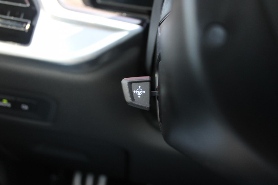 BMW X5 xDrive50e 490PK M-SPORT LAUNCH EDITION | PANORAMA SCHUIF/KANTEL DAK "SKY LOUNGE" | COMFORT STOELEN ELEKTRISCH VERSTELBAAR MET GEHEUGENFUNCTIE EN VERWARMBAAR VOOR EN ACHTER | LEDEREN BEKLEDING BMW INDIVIDUAL ZWART | EDELHOUT INTERIEURLIJSTEN | RIJASSISTENT-SYSTEEM DRIVING ASSISTANT PROFFESIONAL MET O.A. DODEHOEK DETECTIE EN ADAPTIVE CRUISE CONTROL | TRAVEL PAKKET | INNOVATIE-PAKKET: PARKEERASSISTENT-PAKKET PROFESSIONAL/ADAPTIEVE LED KOPLAMPEN/HARMAN/KARDON AUDIO SYSTEM/BMW LIVE PROFESSIONAL/RIJASSISTEN-SYSTEEM BMW GESTURE CONTROL/RIJSTROOK ASSISTENT/RIJSTROOKWISSEL ASSI