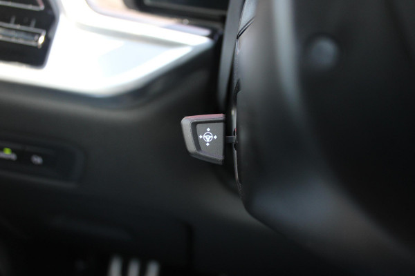 BMW X5 xDrive50e 490PK M-SPORT LAUNCH EDITION | PANORAMA SCHUIF/KANTEL DAK "SKY LOUNGE" | COMFORT STOELEN ELEKTRISCH VERSTELBAAR MET GEHEUGENFUNCTIE EN VERWARMBAAR VOOR EN ACHTER | LEDEREN BEKLEDING BMW INDIVIDUAL ZWART | EDELHOUT INTERIEURLIJSTEN | RIJASSISTENT-SYSTEEM DRIVING ASSISTANT PROFFESIONAL MET O.A. DODEHOEK DETECTIE EN ADAPTIVE CRUISE CONTROL | TRAVEL PAKKET | INNOVATIE-PAKKET: PARKEERASSISTENT-PAKKET PROFESSIONAL/ADAPTIEVE LED KOPLAMPEN/HARMAN/KARDON AUDIO SYSTEM/BMW LIVE PROFESSIONAL/RIJASSISTEN-SYSTEEM BMW GESTURE CONTROL/RIJSTROOK ASSISTENT/RIJSTROOKWISSEL ASSI