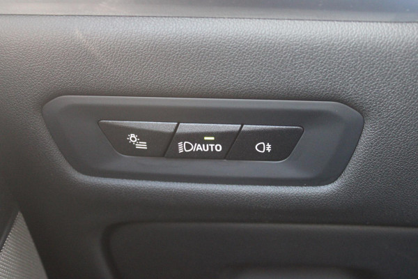 BMW X5 xDrive50e 490PK M-SPORT LAUNCH EDITION | PANORAMA SCHUIF/KANTEL DAK "SKY LOUNGE" | COMFORT STOELEN ELEKTRISCH VERSTELBAAR MET GEHEUGENFUNCTIE EN VERWARMBAAR VOOR EN ACHTER | LEDEREN BEKLEDING BMW INDIVIDUAL ZWART | EDELHOUT INTERIEURLIJSTEN | RIJASSISTENT-SYSTEEM DRIVING ASSISTANT PROFFESIONAL MET O.A. DODEHOEK DETECTIE EN ADAPTIVE CRUISE CONTROL | TRAVEL PAKKET | INNOVATIE-PAKKET: PARKEERASSISTENT-PAKKET PROFESSIONAL/ADAPTIEVE LED KOPLAMPEN/HARMAN/KARDON AUDIO SYSTEM/BMW LIVE PROFESSIONAL/RIJASSISTEN-SYSTEEM BMW GESTURE CONTROL/RIJSTROOK ASSISTENT/RIJSTROOKWISSEL ASSI