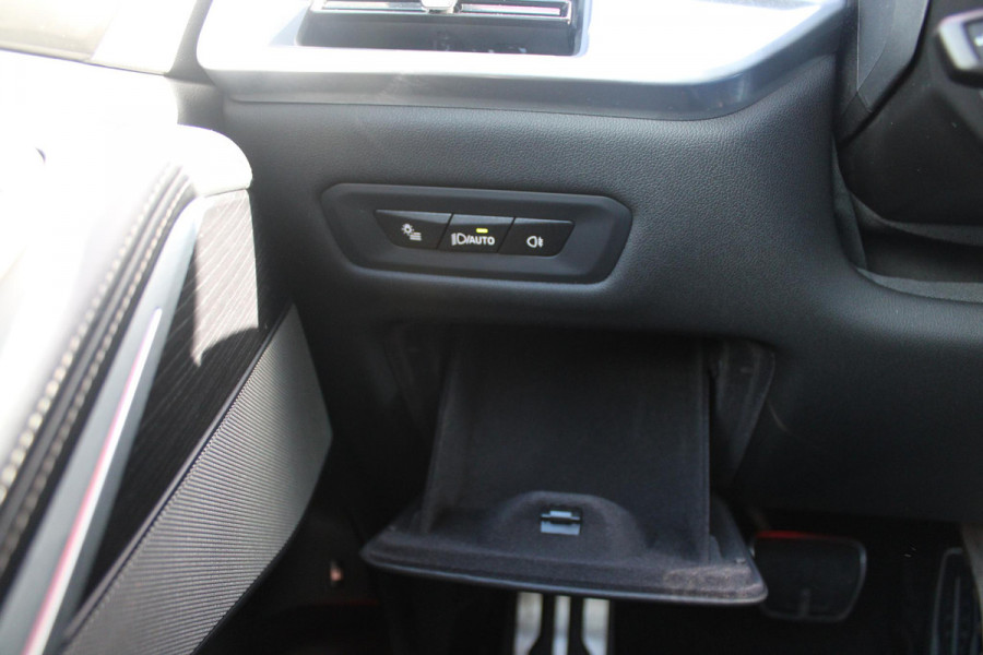 BMW X5 xDrive50e 490PK M-SPORT LAUNCH EDITION | PANORAMA SCHUIF/KANTEL DAK "SKY LOUNGE" | COMFORT STOELEN ELEKTRISCH VERSTELBAAR MET GEHEUGENFUNCTIE EN VERWARMBAAR VOOR EN ACHTER | LEDEREN BEKLEDING BMW INDIVIDUAL ZWART | EDELHOUT INTERIEURLIJSTEN | RIJASSISTENT-SYSTEEM DRIVING ASSISTANT PROFFESIONAL MET O.A. DODEHOEK DETECTIE EN ADAPTIVE CRUISE CONTROL | TRAVEL PAKKET | INNOVATIE-PAKKET: PARKEERASSISTENT-PAKKET PROFESSIONAL/ADAPTIEVE LED KOPLAMPEN/HARMAN/KARDON AUDIO SYSTEM/BMW LIVE PROFESSIONAL/RIJASSISTEN-SYSTEEM BMW GESTURE CONTROL/RIJSTROOK ASSISTENT/RIJSTROOKWISSEL ASSI