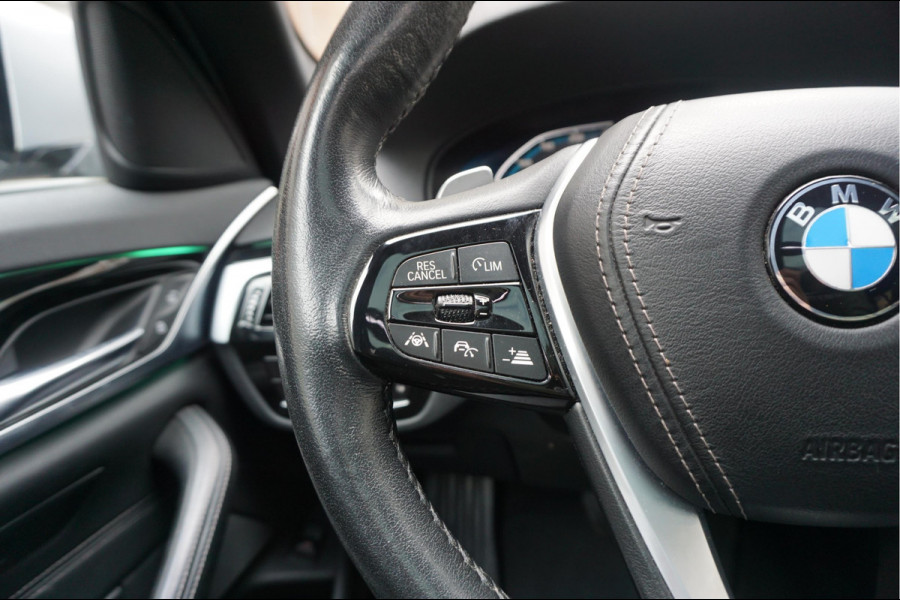 BMW 5 Serie Touring 530i High Executive Sport Line | PANO * HUD * Sfeerverlichting * Adaptive + Lane * Wegklapbare trekhaak * Comfortzetels * BMW onderhouden *