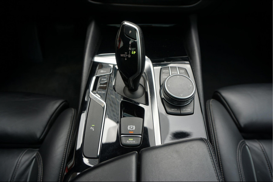 BMW 5 Serie Touring 530i High Executive Sport Line | PANO * HUD * Sfeerverlichting * Adaptive + Lane * Wegklapbare trekhaak * Comfortzetels * BMW onderhouden *