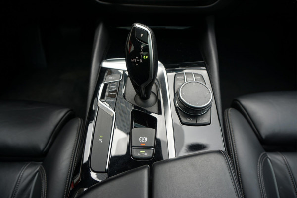 BMW 5 Serie Touring 530i High Executive Sport Line | PANO * HUD * Sfeerverlichting * Adaptive + Lane * Wegklapbare trekhaak * Comfortzetels * BMW onderhouden *