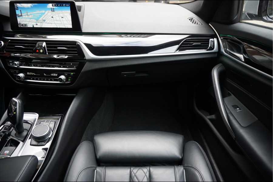 BMW 5 Serie Touring 530i High Executive Sport Line | PANO * HUD * Sfeerverlichting * Adaptive + Lane * Wegklapbare trekhaak * Comfortzetels * BMW onderhouden *