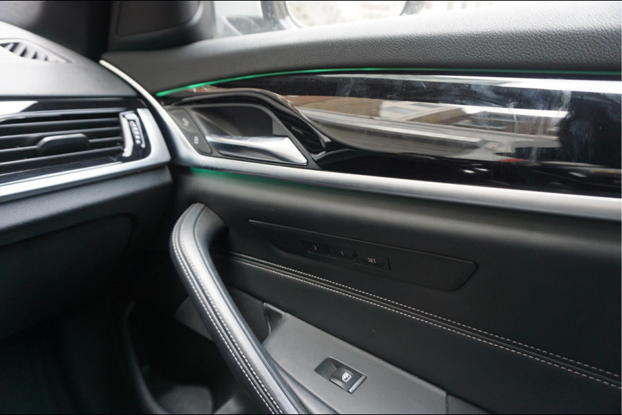 BMW 5 Serie Touring 530i High Executive Sport Line | PANO * HUD * Sfeerverlichting * Adaptive + Lane * Wegklapbare trekhaak * Comfortzetels * BMW onderhouden *