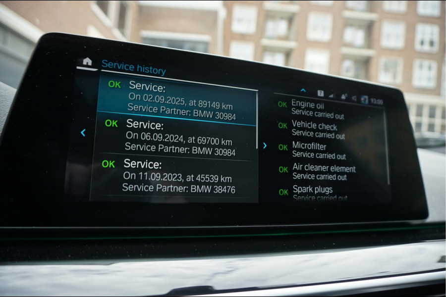 BMW 5 Serie Touring 530i High Executive Sport Line | PANO * HUD * Sfeerverlichting * Adaptive + Lane * Wegklapbare trekhaak * Comfortzetels * BMW onderhouden *