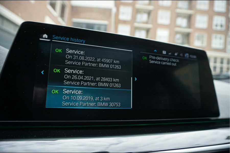 BMW 5 Serie Touring 530i High Executive Sport Line | PANO * HUD * Sfeerverlichting * Adaptive + Lane * Wegklapbare trekhaak * Comfortzetels * BMW onderhouden *