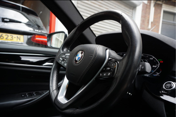 BMW 5 Serie Touring 530i High Executive Sport Line | PANO * HUD * Sfeerverlichting * Adaptive + Lane * Wegklapbare trekhaak * Comfortzetels * BMW onderhouden *