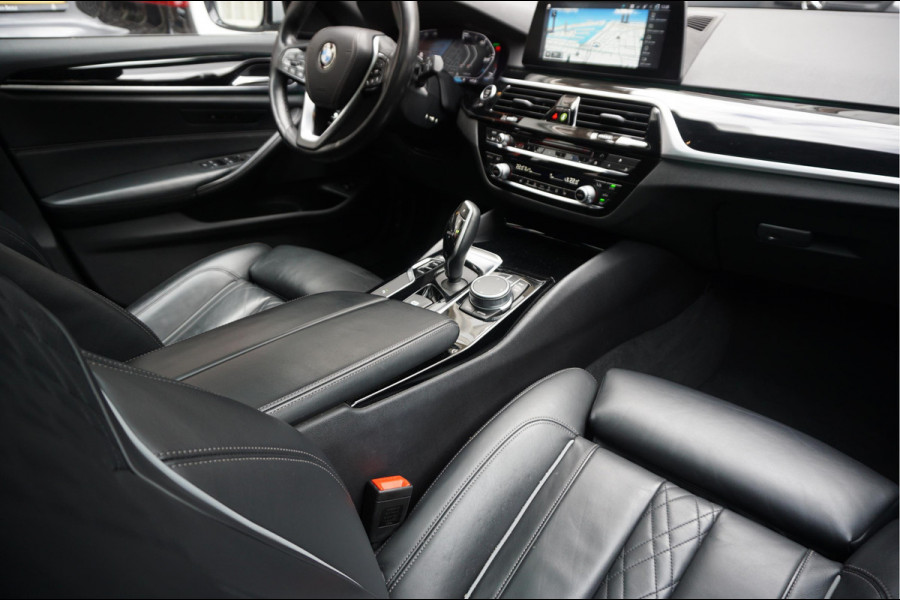 BMW 5 Serie Touring 530i High Executive Sport Line | PANO * HUD * Sfeerverlichting * Adaptive + Lane * Wegklapbare trekhaak * Comfortzetels * BMW onderhouden *
