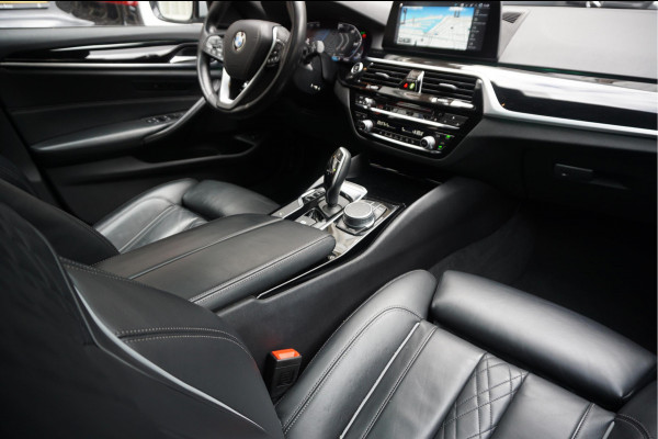 BMW 5 Serie Touring 530i High Executive Sport Line | PANO * HUD * Sfeerverlichting * Adaptive + Lane * Wegklapbare trekhaak * Comfortzetels * BMW onderhouden *