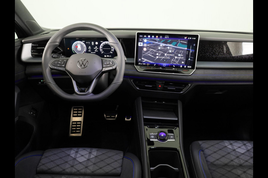 Volkswagen Tayron 1.5 eHybrid R-Line Edition 272 pk Automaat (DSG) | Navigatie | Panoramadak | Parkeersensoren (Park assist) | Achteruitrijcamera | Black Style pakket | R-Line |