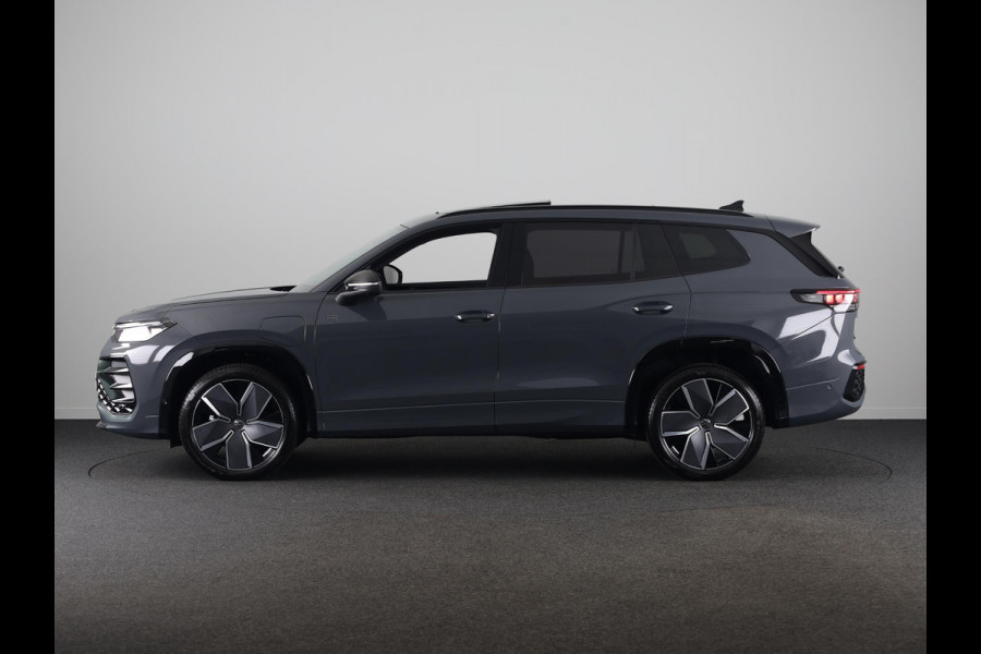 Volkswagen Tayron 1.5 eHybrid R-Line Edition 272 pk Automaat (DSG) | Navigatie | Panoramadak | Parkeersensoren (Park assist) | Achteruitrijcamera | Black Style pakket | R-Line |